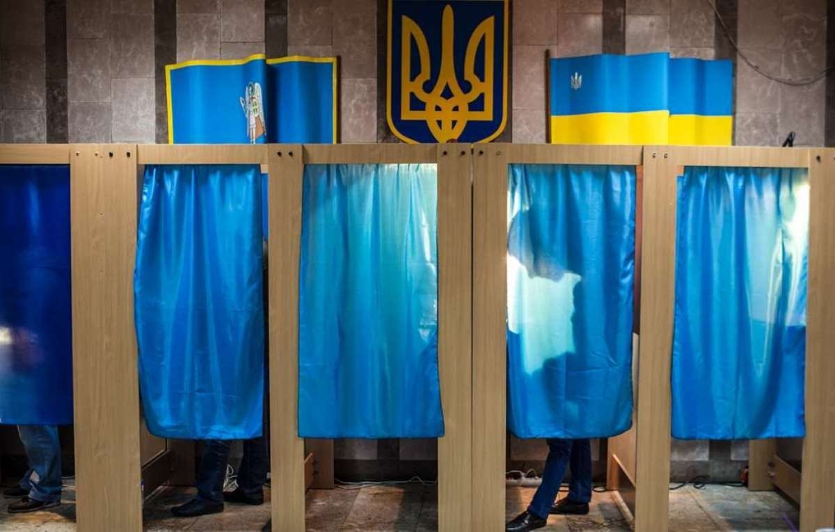 Традиційне недільне алкогольне опитування на виборах у Верховну Раду. Поки лідирують «Зебровка» та «Медведівка».