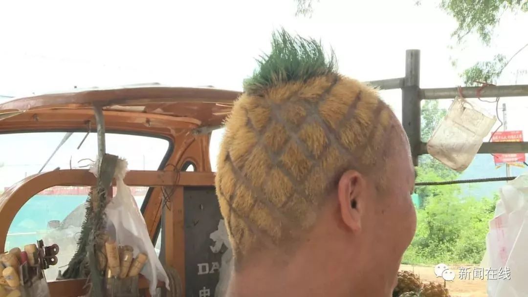 Продавець ананасів, заради зростання продажів, зробив божевільну зачіску, вийшло екстравагантно. Продавець ананасів з Китаю знайшов незвичайний спосіб підняти продажі.