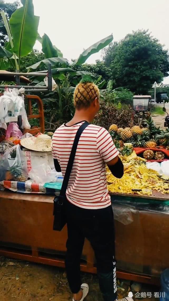 Продавець ананасів, заради зростання продажів, зробив божевільну зачіску, вийшло екстравагантно. Продавець ананасів з Китаю знайшов незвичайний спосіб підняти продажі.