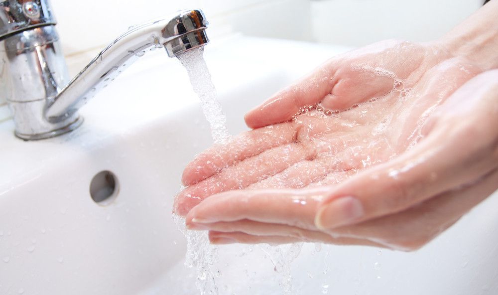 Чому важливо не лінуватися і завжди мити руки після відвідування вбиральні. Більшість людей продовжують ігнорувати цю важливу процедуру.
