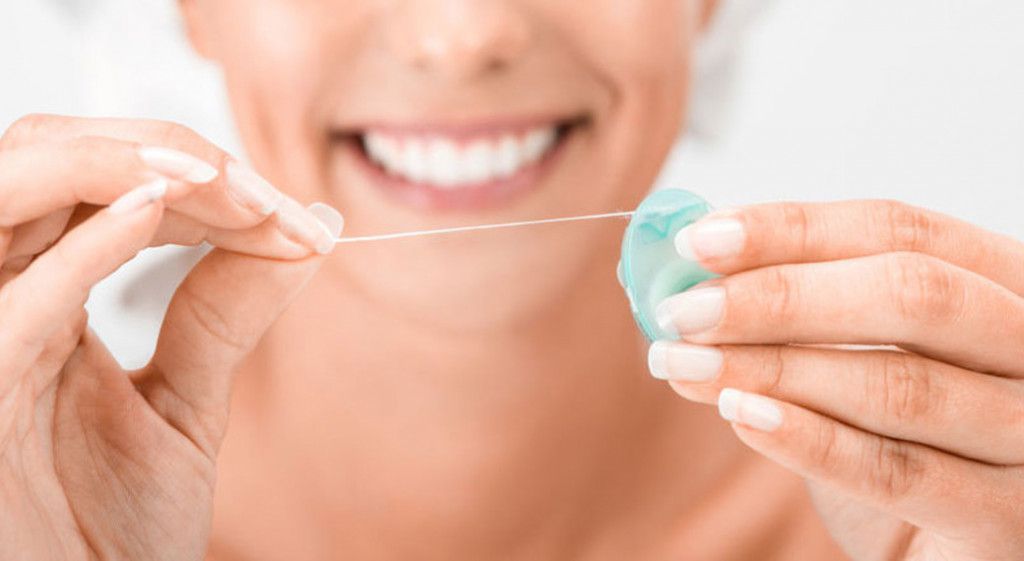 Чому так важливо користуватися зубною ниткою?. Щоб бути абсолютно впевненим за здоров'я зубів, потрібно використовувати зубну нитку.