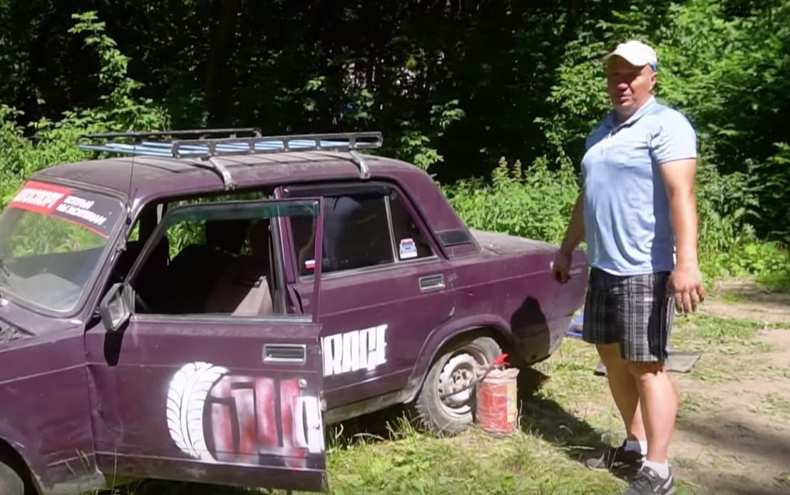 Якщо запаску, домкрат і голову забув удома, то це відео, про те як накачати колесо, буде вам корисно. Три способи підкачати колесо.