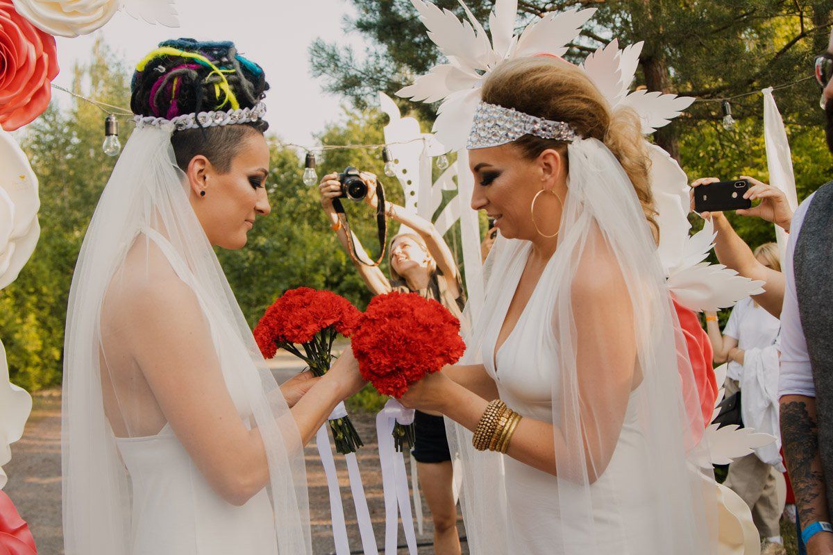 В Україні вперше відбулося одностатеве весілля. Щоправда, дівчатам доведеться відправити документи, щоб отримати свідоцтво про шлюб.