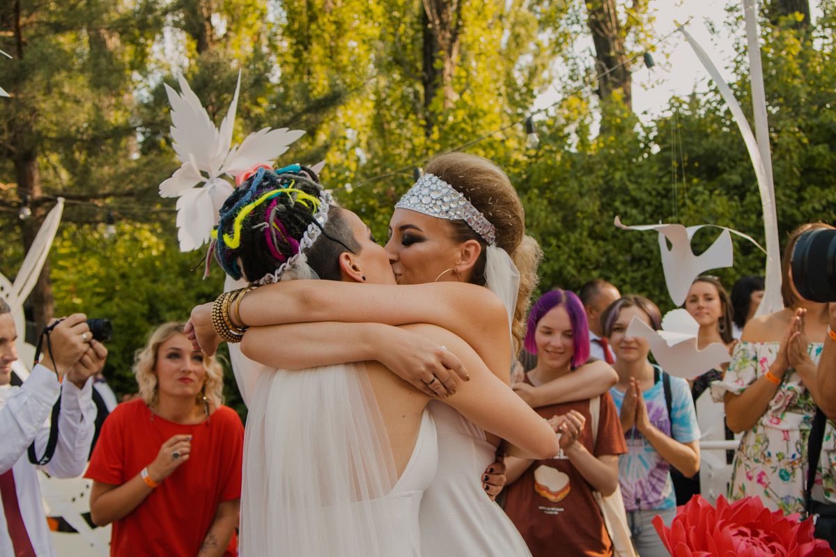 В Україні вперше відбулося одностатеве весілля. Щоправда, дівчатам доведеться відправити документи, щоб отримати свідоцтво про шлюб.