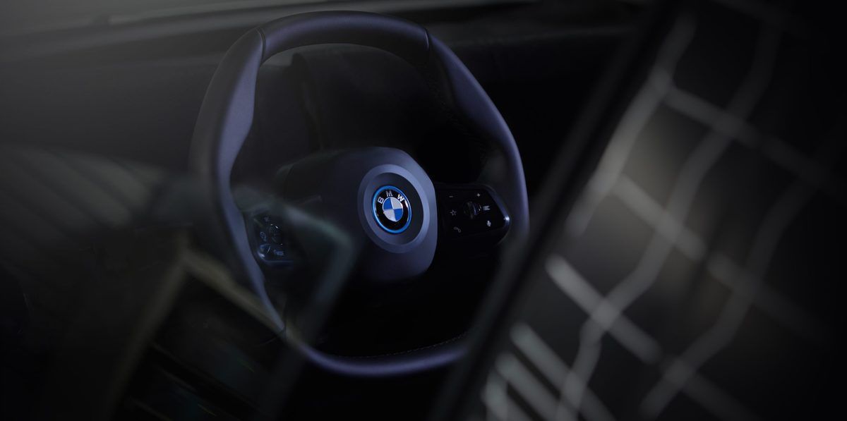BMW у нових електромобілях відмовиться від круглого керма. Компанія переосмислила форму головної деталі заради кращого огляду і комфорту водія.