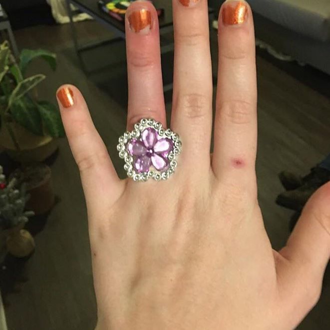 Чоловік продав будинок, щоб купити кільце нареченій, але люди вирішили що воно жахливе коли побачили прикрасу. Кільце з п'ятьма фіолетовими діамантами.
