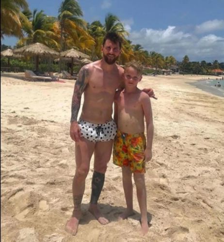 Шукаючи компаньйона для гри у футбол на пляжі, хлопчик випадково натрапив на Ліонеля Мессі, який вирішив до нього приєднатися. Несподівано для себе на пляжі хлопчик зіграв у футбол з Ліонелем Мессі.