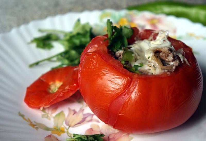Смачна запечена страва: томати, фаршировані ковбасою, базиліком та селерою. Фаршировані помідори гарно виглядають та чудово смакують.