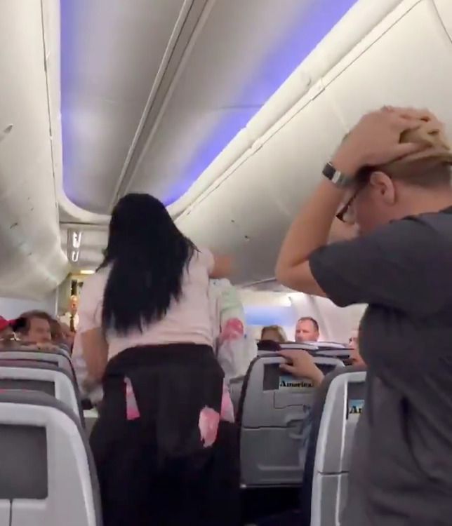 Ревнива жінка літака розбила ноутбук о голову супутника, звинувативши в тому, що він подивився на іншу. У пасажирів на очах розгортається справжня драма.