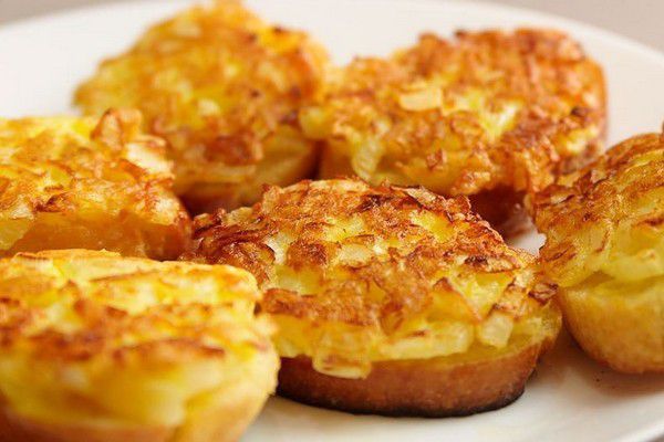 Смачні і апетитні гарячі бутерброди з сиром і картоплею. Поєднання смаженого хліба і хрусткої картоплі навряд чи залишить вас байдужим.