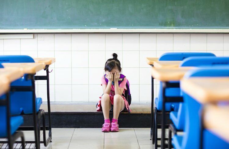 Американським школярам дозволили пропускати заняття в навчальних закладах, якщо у них депресія. Новий закон допоможе молодим людям бути більш відкритими з батьками та вчителями щодо того, як вони себе почувають.