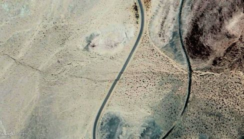 Поверхня землі в Каліфорнії покрилася розломами, фото з супутника. Континент під загрозою (в планетарному часі).