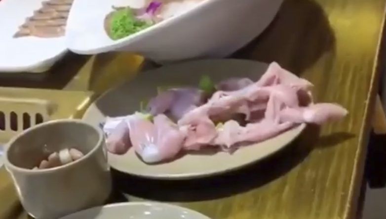 «Зомбі-м'ясо» вистрибнуло з тарілки клієнтки в ресторані, ось тобі й «ходячі мерці». І це зняли на відео.