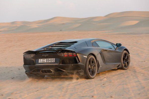 У Арабських Еміратах створено нову вакансію — "мисливець за суперкарами, що покинуті в пустелі". Річна винагорода за знайдені в пустелі авто складатиме 30 тисяч фунтів.