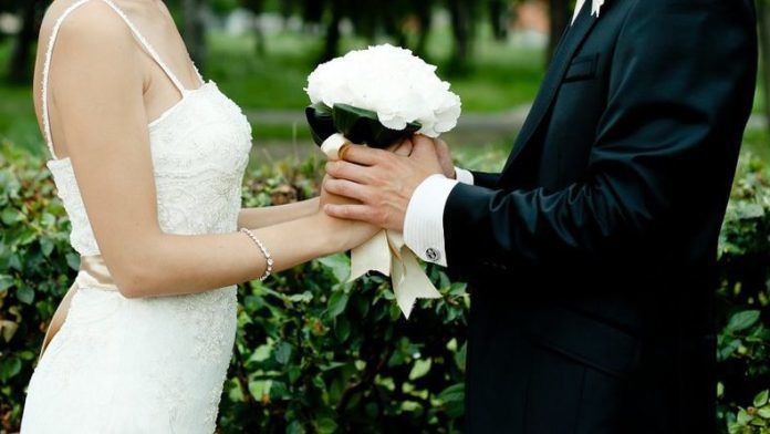 Чому варто обрати весільні обручки з білого золота: 7 причин. Обручки з білого золота — гарний вибір молодят.