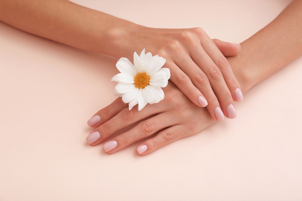 Догляд за нігтями в літній період. Факторів, які можуть нашкодити вашим нігтям влітку задосить.