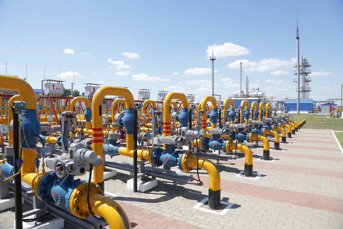 Україна по максимуму заповнює газосховища природним газом. У Зеленського готуються зимувати без транзиту газу з РФ.