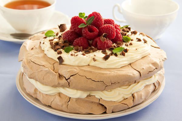 Рецепт ніжного десерту Павлова, який полюбляють балерини. З кількості інгредієнтів, яка вказана у рецепті, виходить тортик з одним коржем діаметром 20 см.