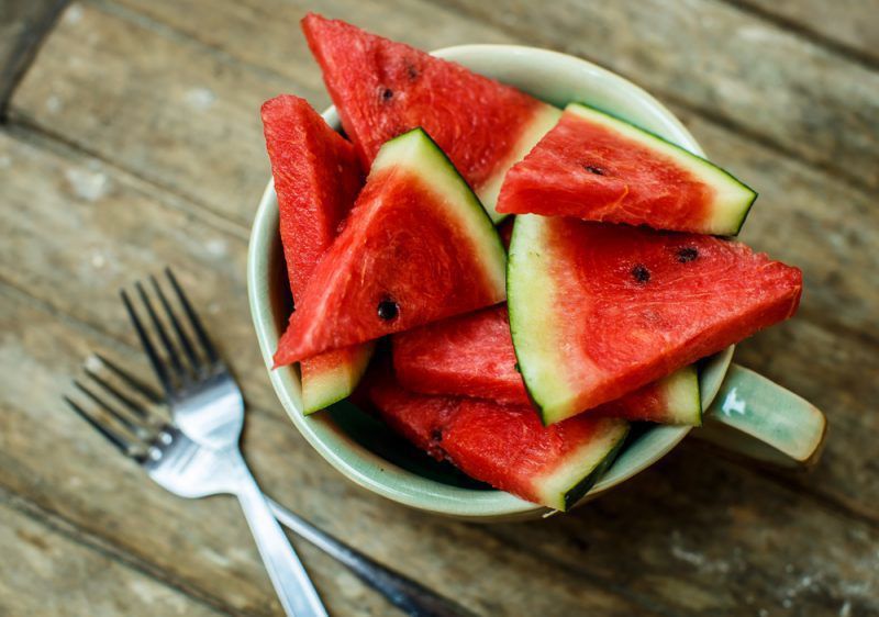 Чому влітку обов'язково потрібно їсти кавун: найбільш корисні властивості ягоди. Ягода майже не містить калорій і позитивно впливає на організм людини.
