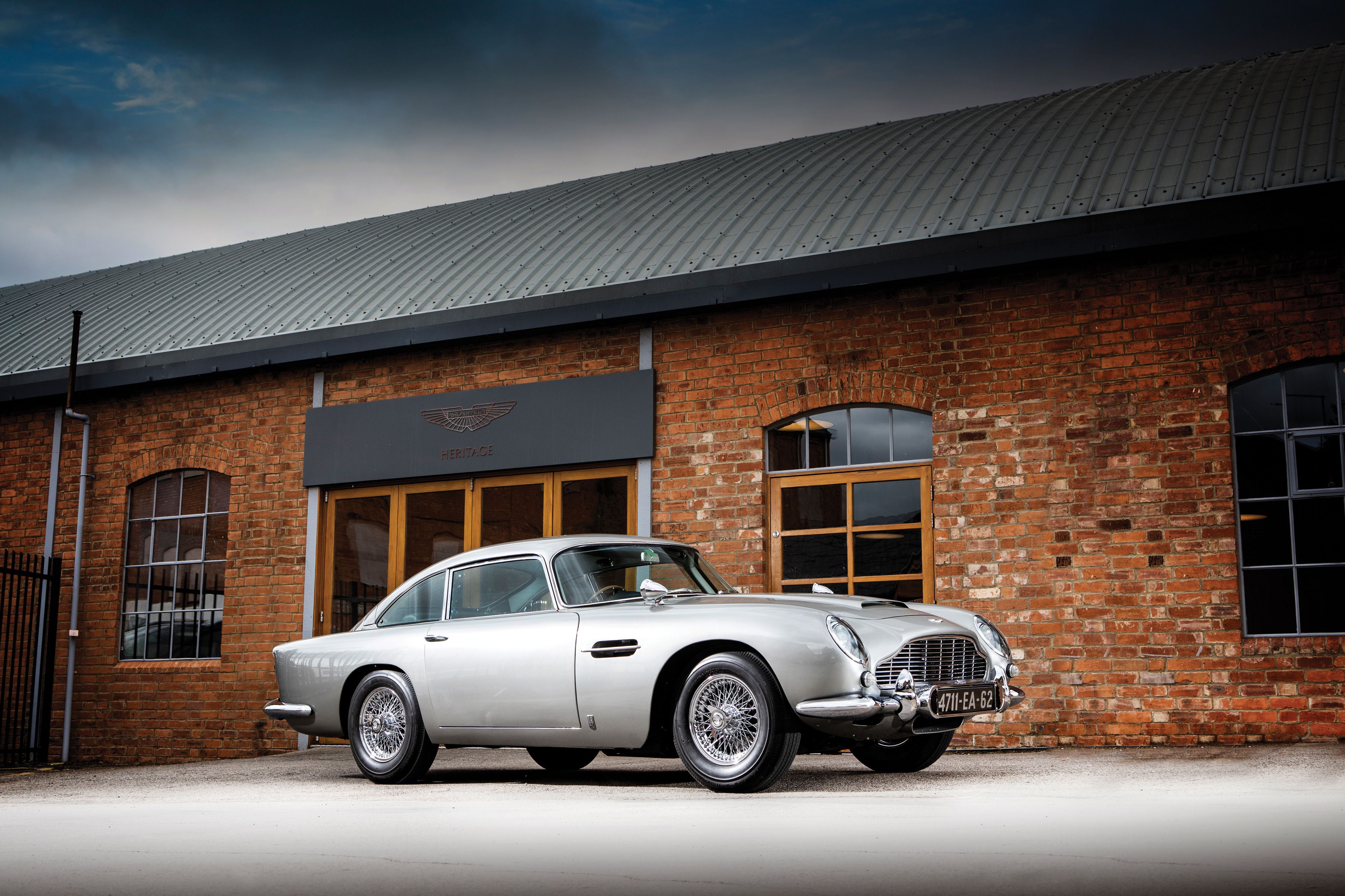 Легендарний автомобіль Джеймса Бонда виставлений на аукціон. Aston Martin DB5 1965 року випуску — авто з перших фільмів про агента 007.