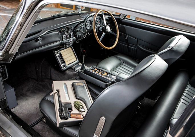 Легендарний автомобіль Джеймса Бонда виставлений на аукціон. Aston Martin DB5 1965 року випуску — авто з перших фільмів про агента 007.