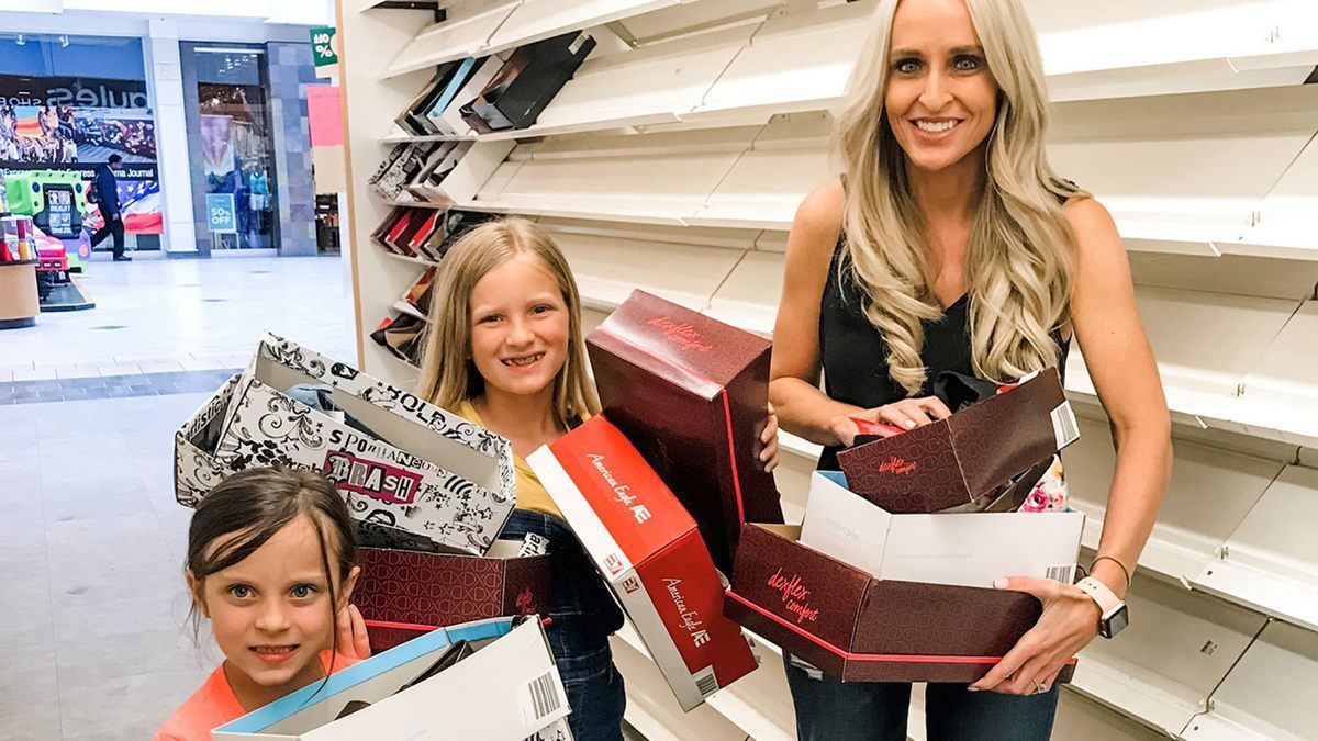 Жінка пішла за парою взуття для доньки, а в результаті скупила весь магазин і принесла додому півтори тисячі пар. Це надзвичайний вчинок, який подарує щастя сотні людей.