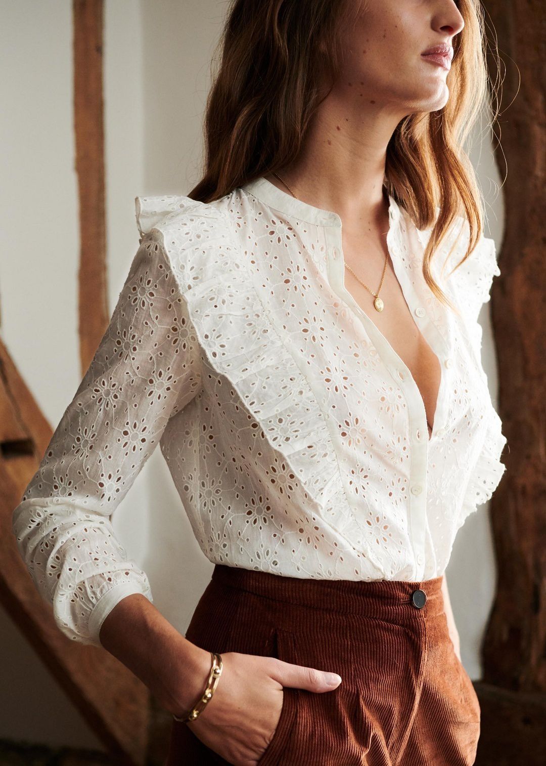 Елегантні білі блузки, які неодмінно захочеться додати в свій гардероб. Блуза є невід'ємною частиною жіночого гардероба.