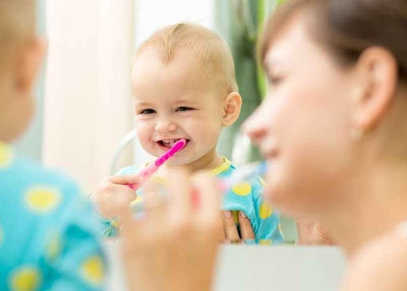 Як піклуватися про ротову порожнину свого малюка, щоб не допустити розвитку карієсу і зберегти гарну посмішку. Поради по догляду за зубами своєї дитини.