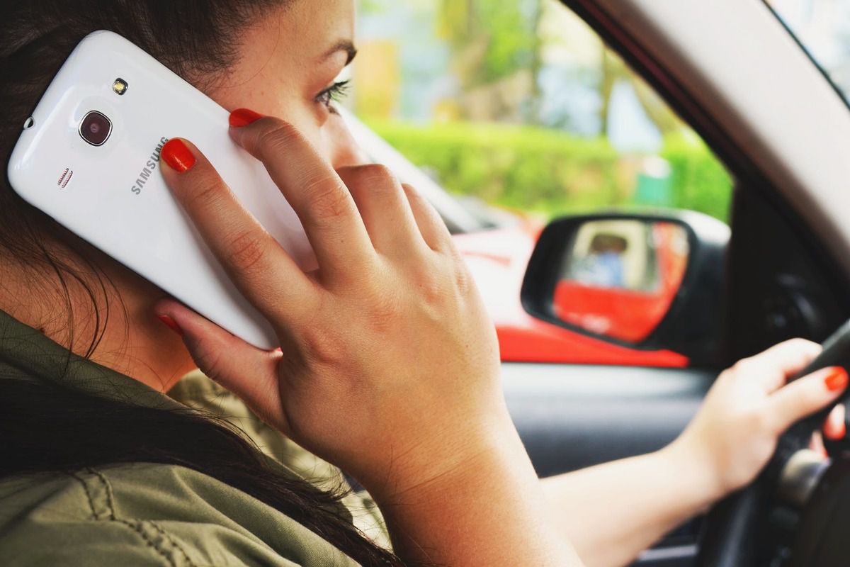 В яких випадках за розмови по мобільному в авто заберуть права. Не забувайте про те, що розмовляти за кермом телефоном, тримаючи його в руках, заборонено.