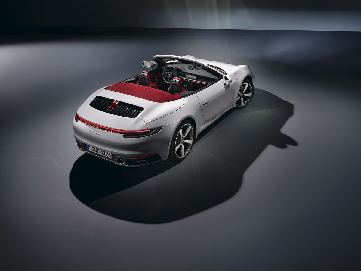 Porsche показала нові моделі: Coupé і Cabriolet. Всі преміум-характеристики залишилися незмінними та досконалими як і в моделі 911 Carrera S.