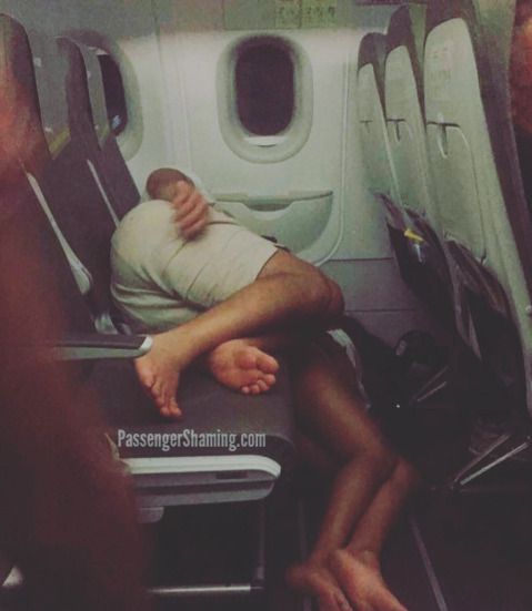 Дівчина придумала, як комфортно спати в літаку, цей геніальний лайфхак працює, але повторювати його не хочеться навіть дуже втомленим пасажирам. Ніхто не оцінив цей лайфхак.
