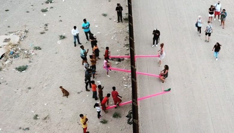 На кордоні США і Мексики встановили гойдалки, тепер діти з двох країн можуть грати разом. У Нью-Мексико на кордоні встановили яскраво-рожеві гойдалки для дітей з обох сторін гратчастого сталевого паркану, який розділяє Сполучені Штати і Мексику.