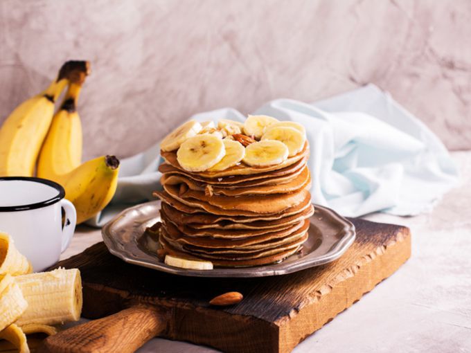 бананові панкейки — звична страва з незвичайним смаком