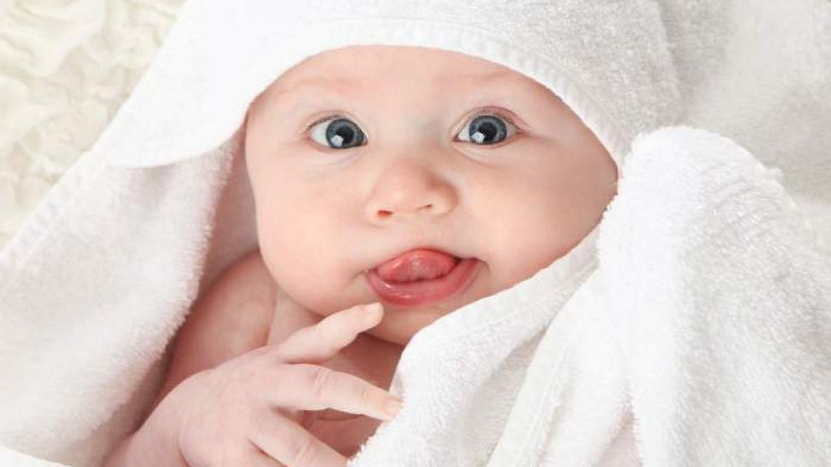 Основні причини через які плаче новонароджена дитина. З часом матусі пристосовуються до примх своїх немовлят і легко розуміють, чому немовля плаче.