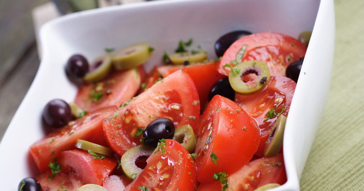 Легкий середземноморський салатик, приготування якого займе декілька хвилин. Яскраві фарби радують око, а смак який чудовий.