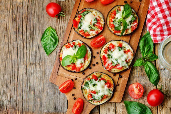 Міні-піца з баклажанів — мінімум інгредієнтів, просто і швидко