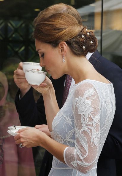 Правила королівського етикету: як ходити, сидіти, їсти як Кейт Міддлтон і Меган Маркл. Тепер ми знаємо, як герцогині їдять суп, п'ють чай і зустрічають офіційних гостей!