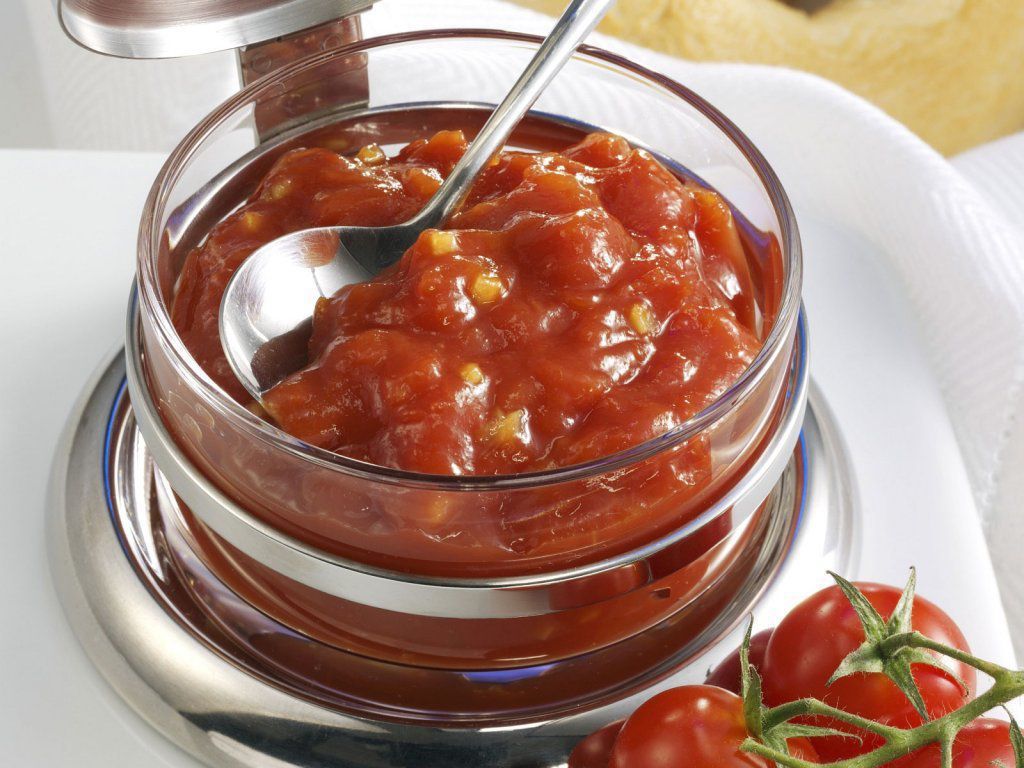 Неймовірно смачний гострий джем з томатів, який зможе приготувати кожен. Джем можна подавати до різних страв.