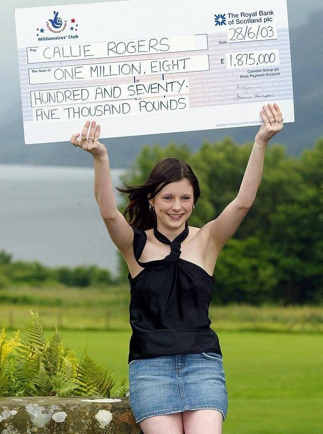 Пам'ятаєте як школярка 16 років тому виграла майже 2 млн фунтів, подивіться як вона живе зараз. Дівчині було всього 16, коли в 2003 році їй випав щасливий білет.
