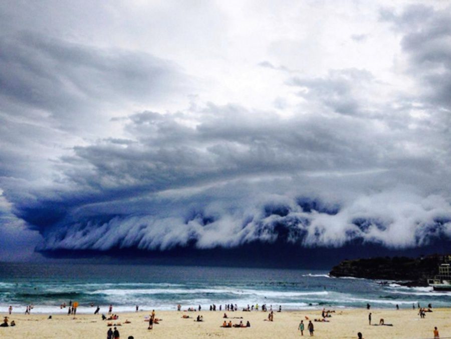 Фотограф з ПАР зняв хмари, схожі на цунамі — вийшла класна оптична ілюзія. З першого погляду і не зрозумієш — чи знімав фотограф хмарні утворення, або цунамі, що насуваються.