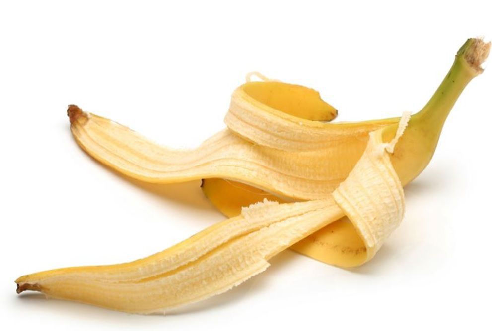 Бананова шкірка позбавить обличчя від прищів, зморшок та зробіть зуби білішими. У бананової шкірки є корисні властивості.