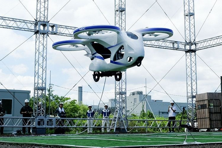 У Японії випробували літаючий автомобіль. Японська компанія NEC протестувала літальний апарат, призначений для перевезення пасажирів.