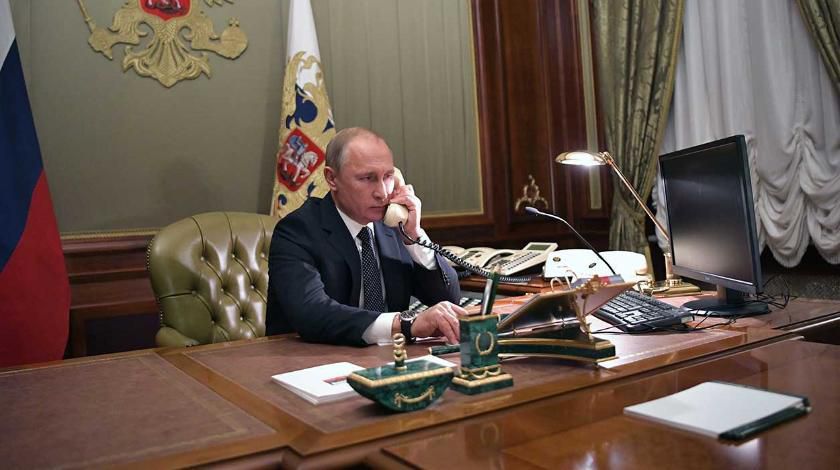 Між Зеленським і Путіним відбулася телефонна розмова: у Кремлі прокоментували ситуацію на Донбасі. Володимир Путін вимагає «припинити обстріл» і закріпити особливий статус Донбасу.