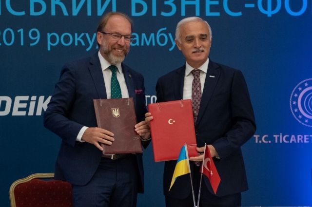 Україна і Туреччина уклали договір з розвитку ділового співробітництва. Сьогодні, 8 серпня, в Стамбулі, відбулося підписання договору про співпрацю в рамках діяльності двосторонньої Ділової ради між Комітетом зовнішньоекономічних відносин Туреччини та Торгово-промисловою палатою України.