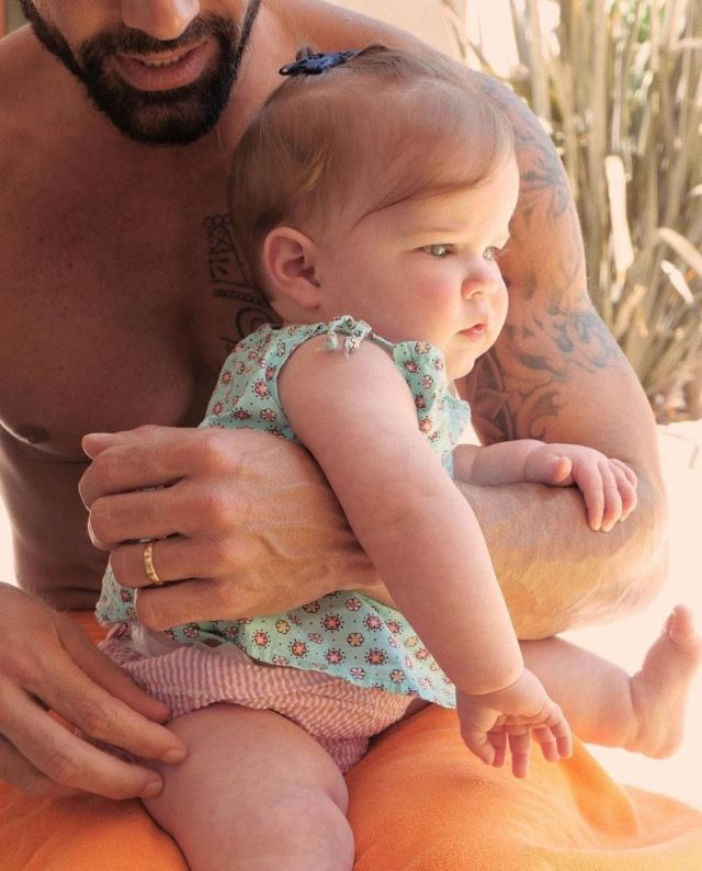 Рікі Мартін вперше показав обличчя своєї доньки. На початку року співак Рікі Мартін став батьком втретє — у артиста з'явилася дочка Люсія.