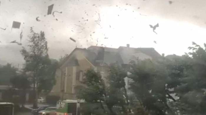 На Люксембург обрушився смерч, є постраждалі. Сильний вітер повалив дерева та пошкодив дахи кількох будинків.