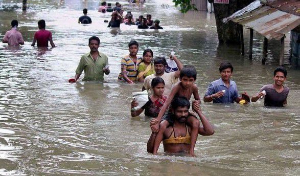 В Індії через сильні зливи почалися повені та зсуви — багато загиблих. Не менше 114 осіб загинули в результаті зсувів і повеней в штатах Керала, Махараштра, Гуджарат і Карнатака в Індії.