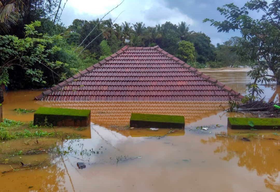 В Індії через сильні зливи почалися повені та зсуви — багато загиблих. Не менше 114 осіб загинули в результаті зсувів і повеней в штатах Керала, Махараштра, Гуджарат і Карнатака в Індії.