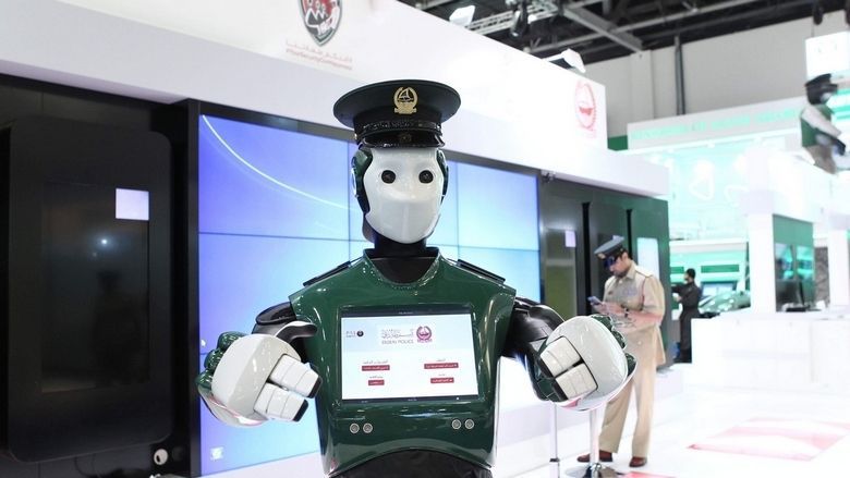 У Китаї з'явилися роботи-поліцейські зі штучним інтелектом. Роботи оснащені датчиками, які дозволяють їм рухатися автономно.