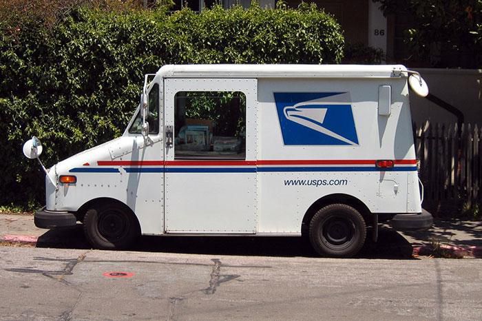 Працівник американської поштової служби готує стейк всередині своєї вантажівки, щоб показати, як небезпечна його робота. Жарко, як у пеклі.